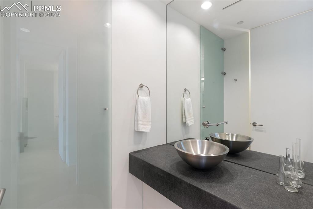 Image 28 of 46: Secondary Suite