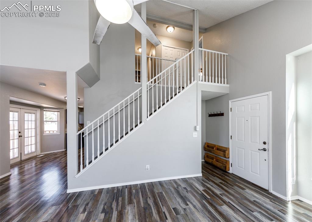 Image 10 of 32: Living Room