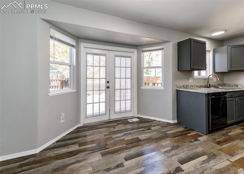 Image 12 of 32: Dining Room