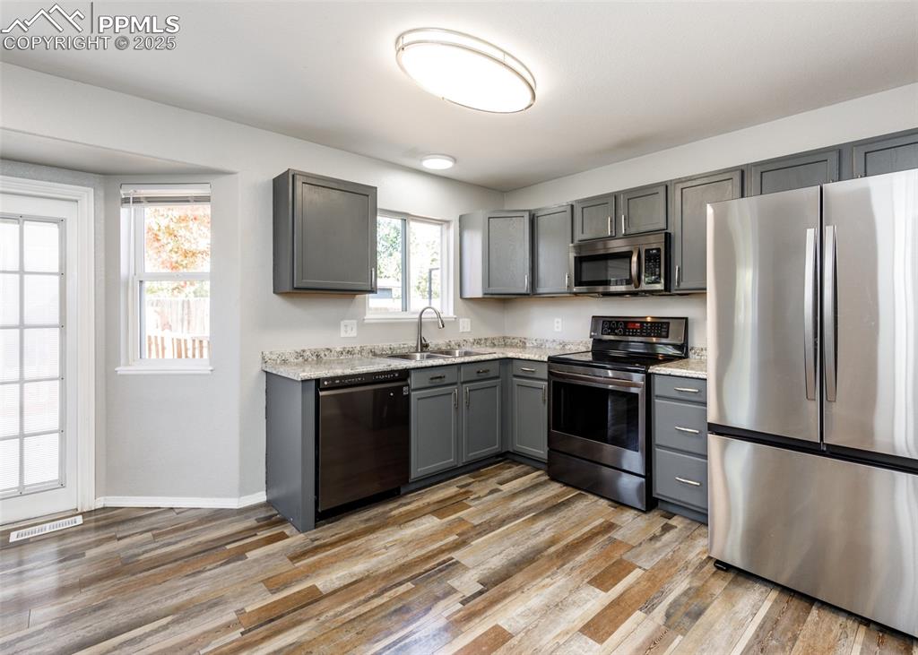 Image 14 of 32: Kitchen