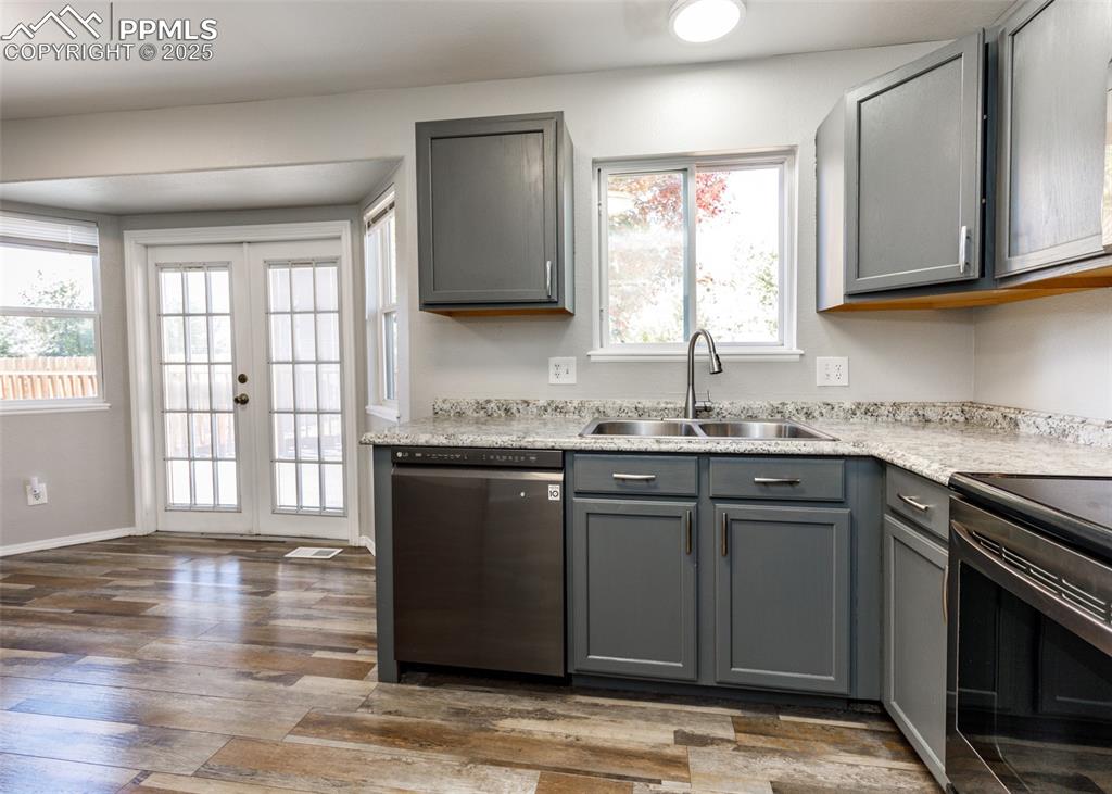 Image 15 of 32: Kitchen