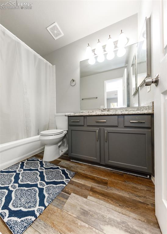 Image 18 of 32: Bathroom