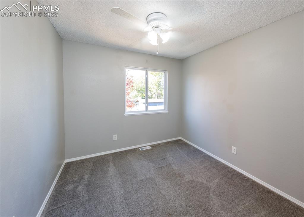 Image 19 of 32: Bedroom