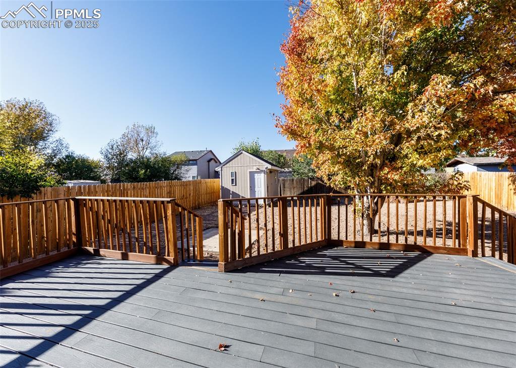 Image 28 of 32: Deck