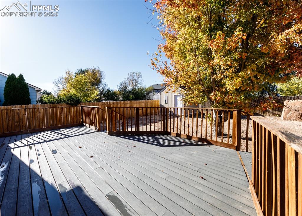 Image 29 of 32: Deck