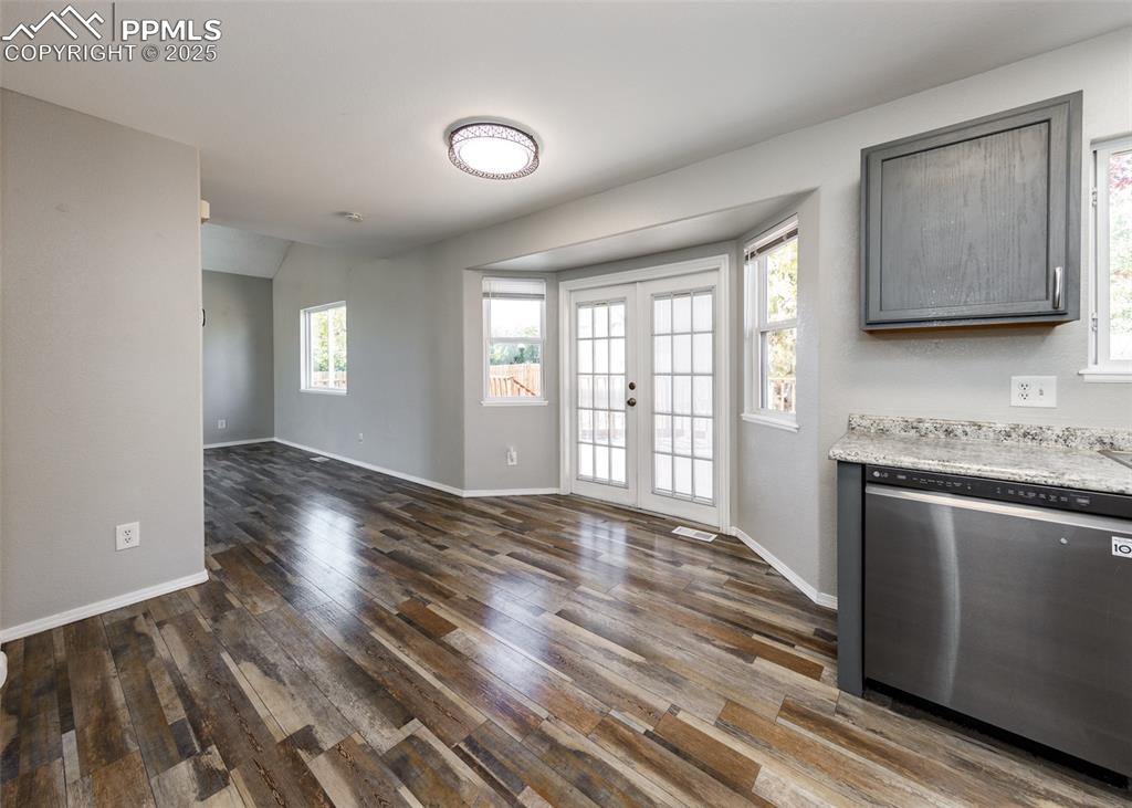 Image 4 of 32: Living Room