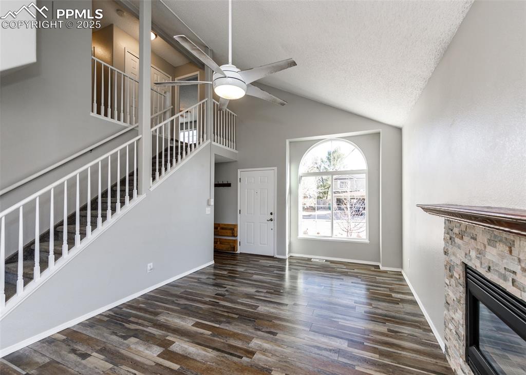 Image 5 of 32: Living Room