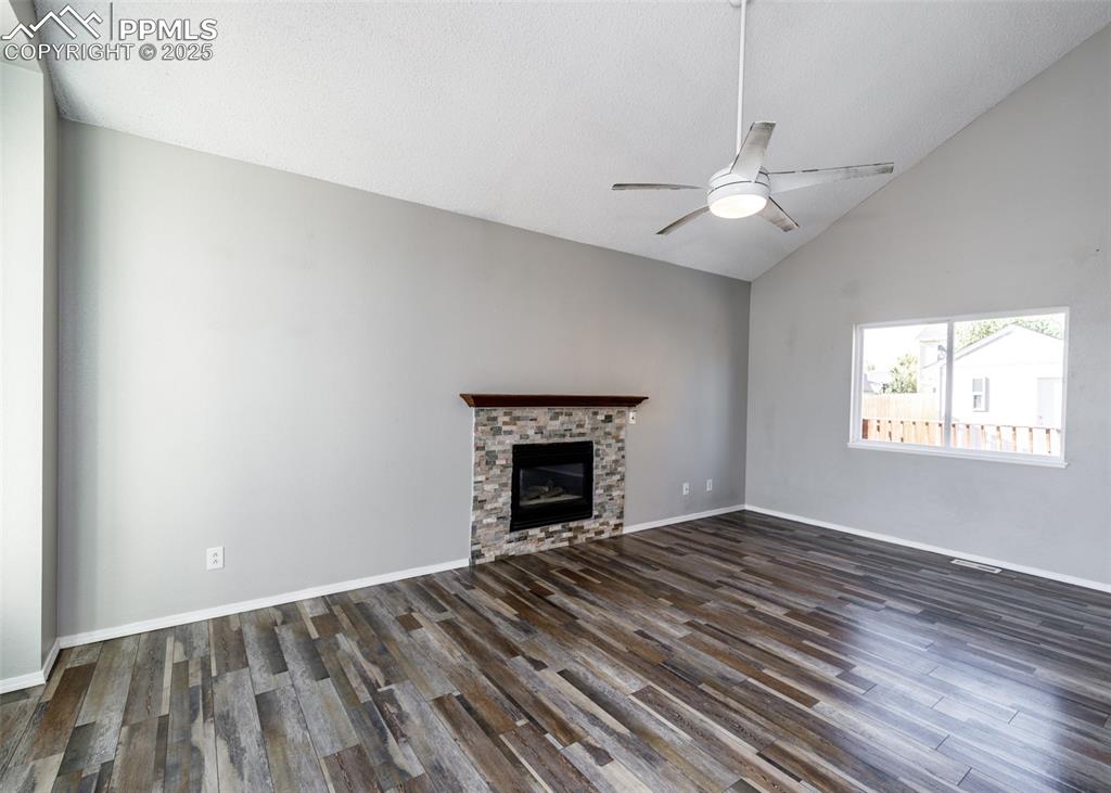 Image 7 of 32: Living Room