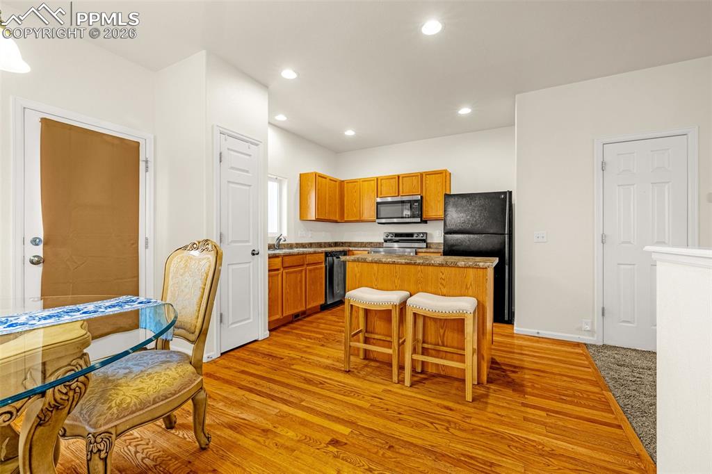 Image 10 of 24: Kitchen