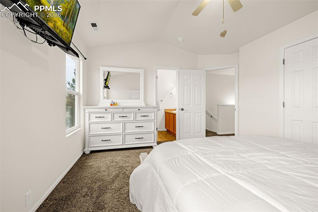 Image 14 of 24: Bedroom