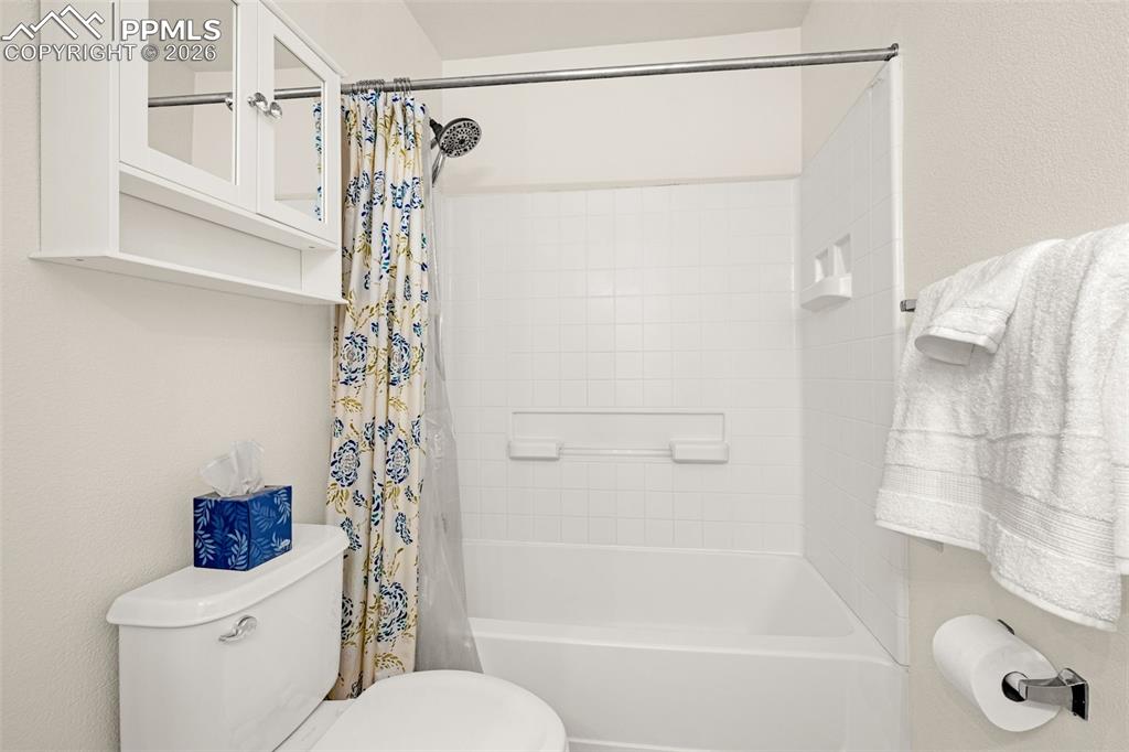 Image 16 of 24: Bathroom