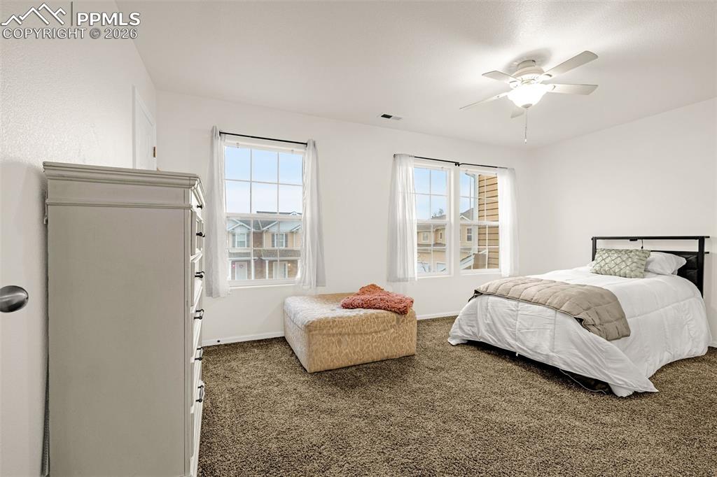 Image 17 of 24: Bedroom