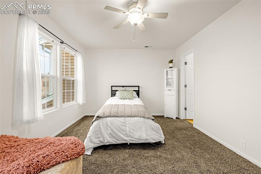 Image 18 of 24: Bedroom