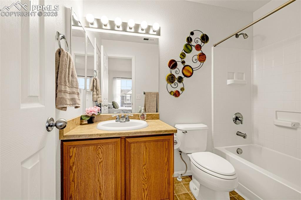 Image 19 of 24: Bathroom