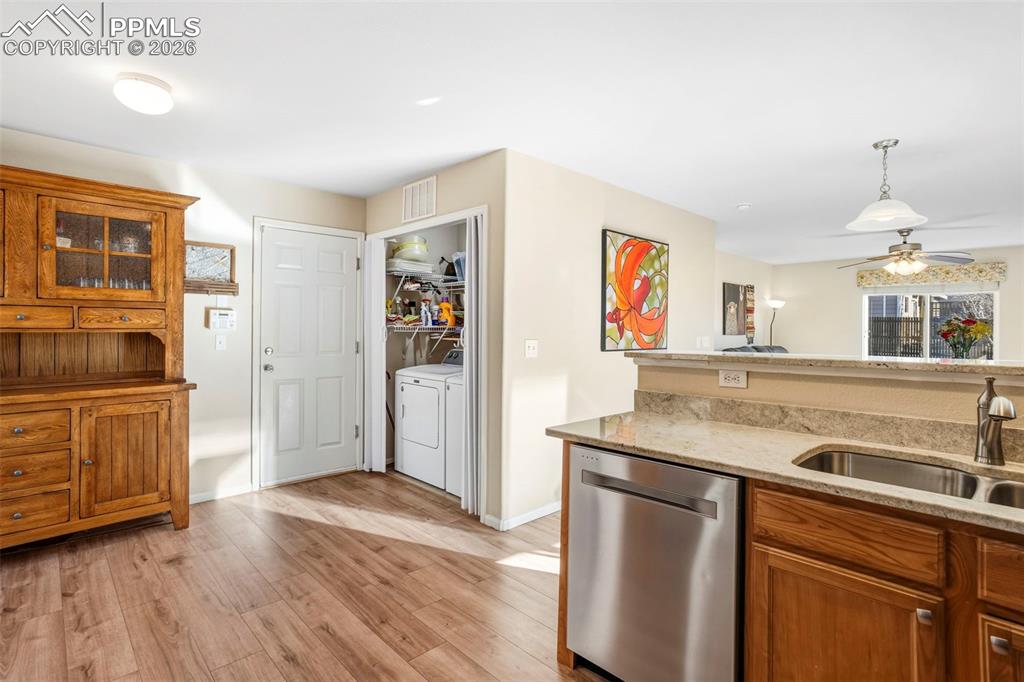 Image 11 of 32: Kitchen