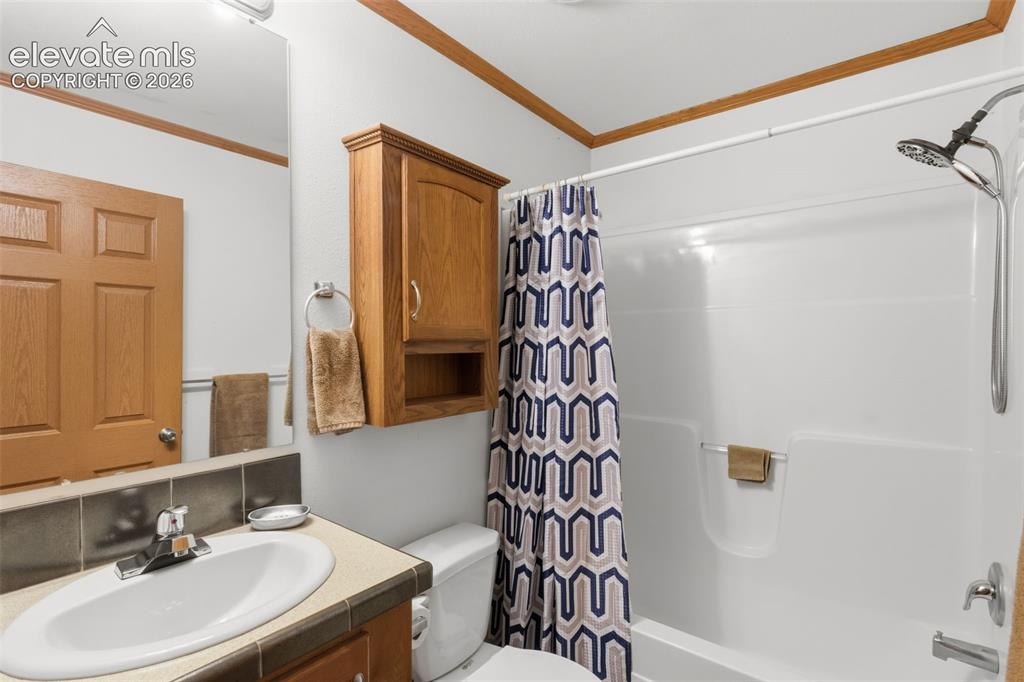 Image 10 of 19: Full bath by north bedroom