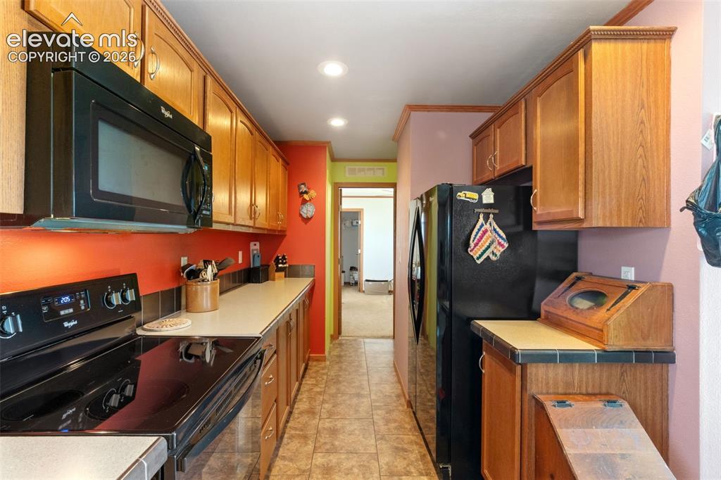 Image 3 of 19: Kitchen