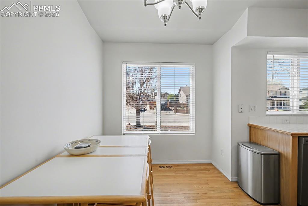 Image 16 of 50: Dining Area