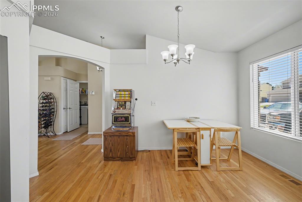 Image 18 of 50: Dining Area
