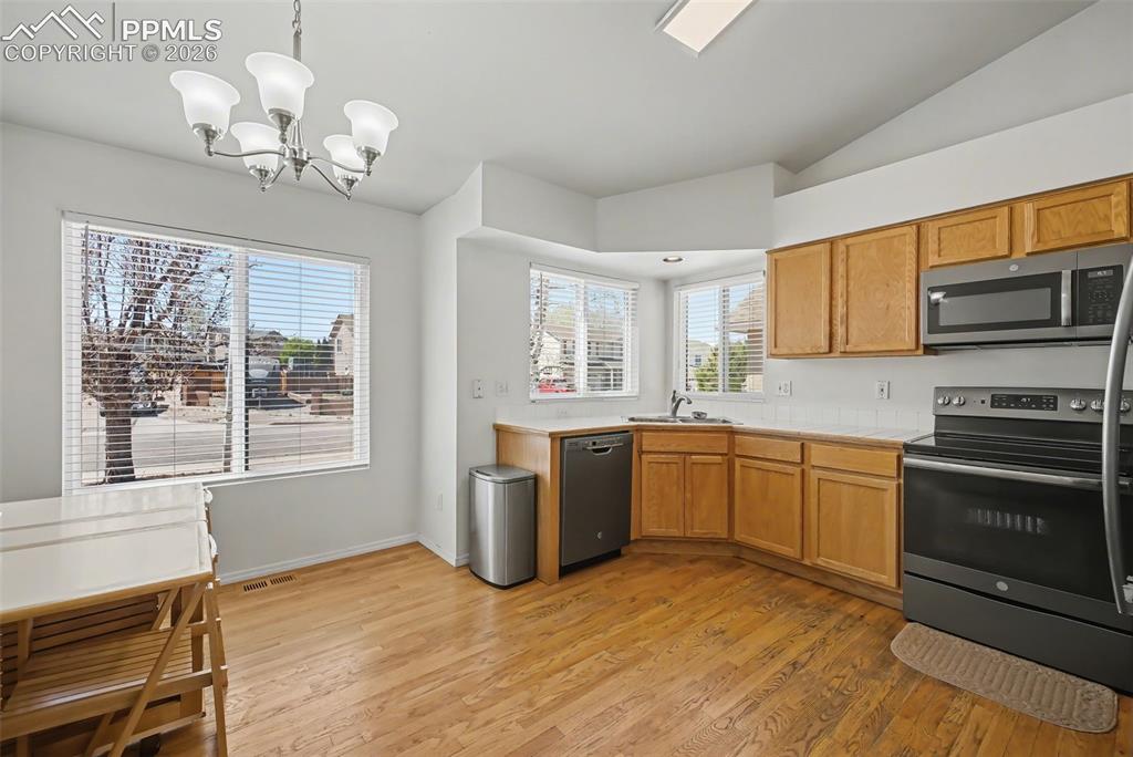 Image 19 of 50: Kitchen