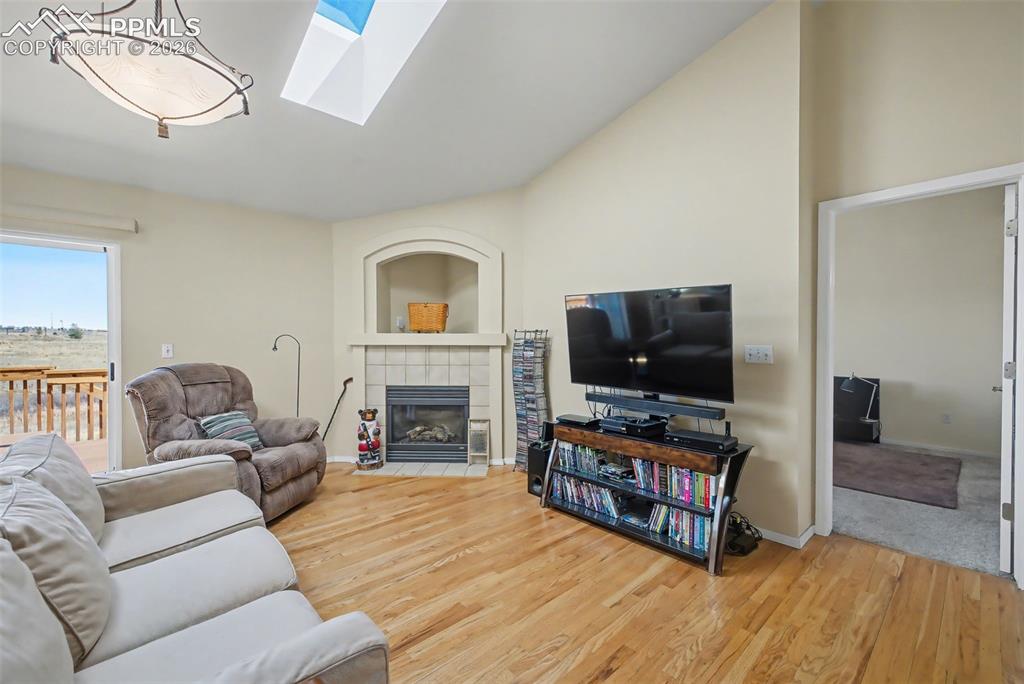 Image 8 of 50: Living Room