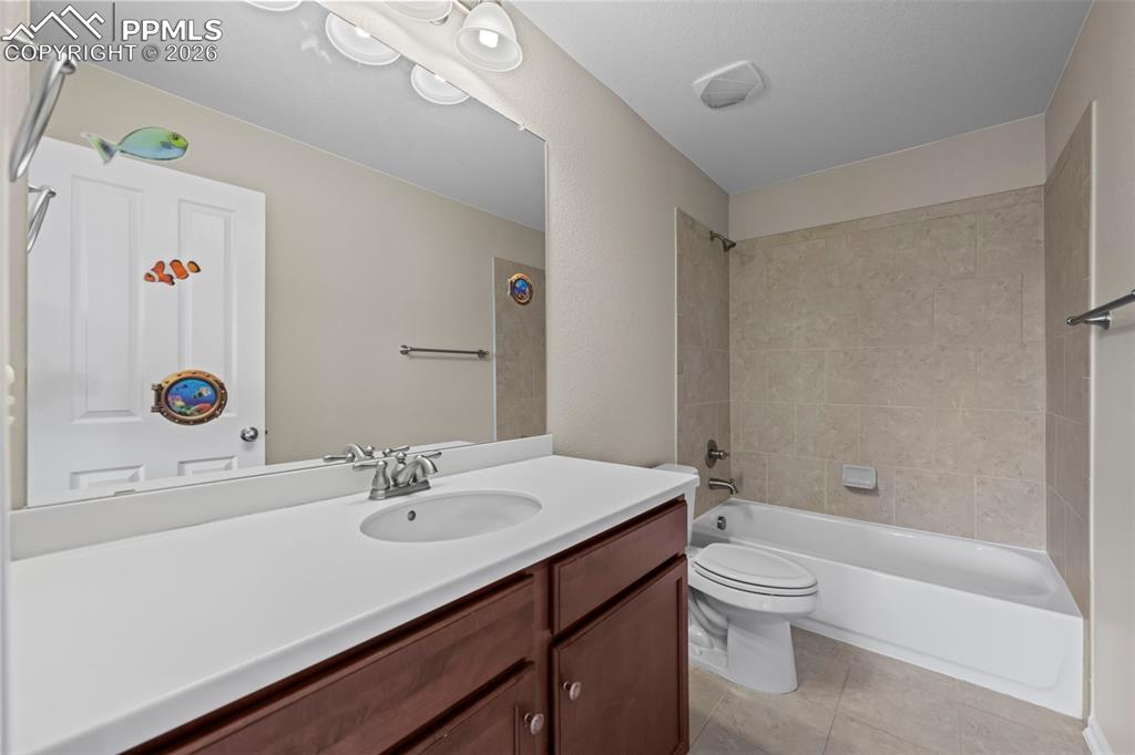 Image 19 of 35: Bathroom