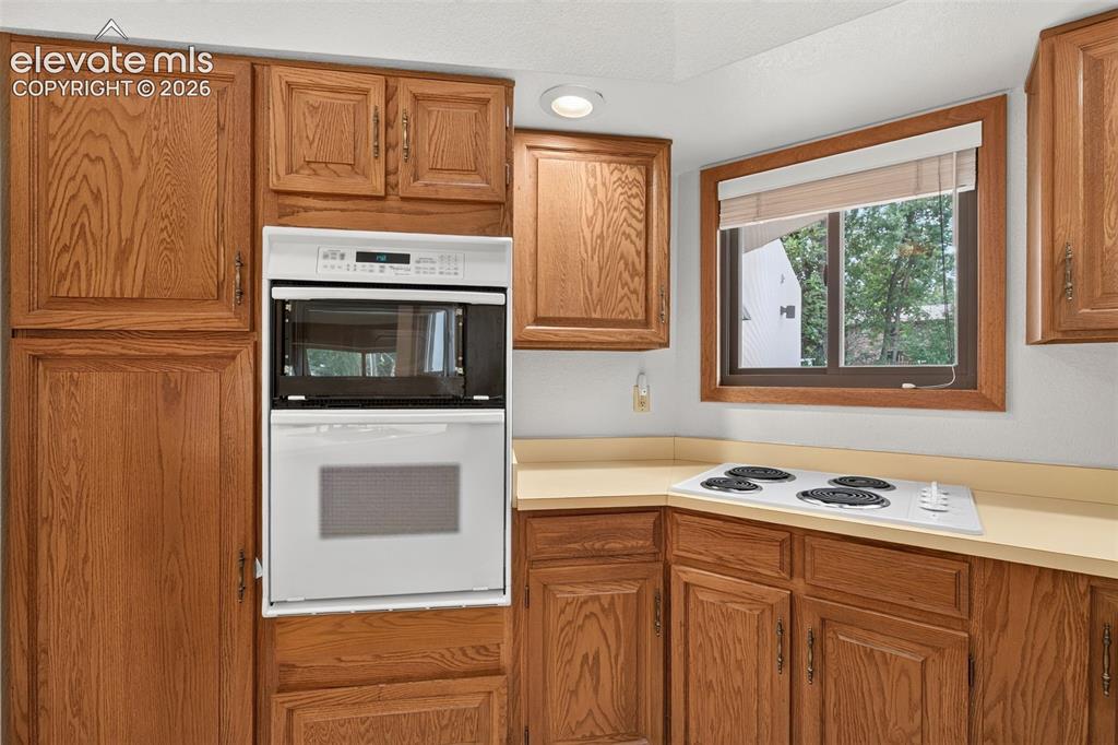 Image 10 of 27: Kitchen