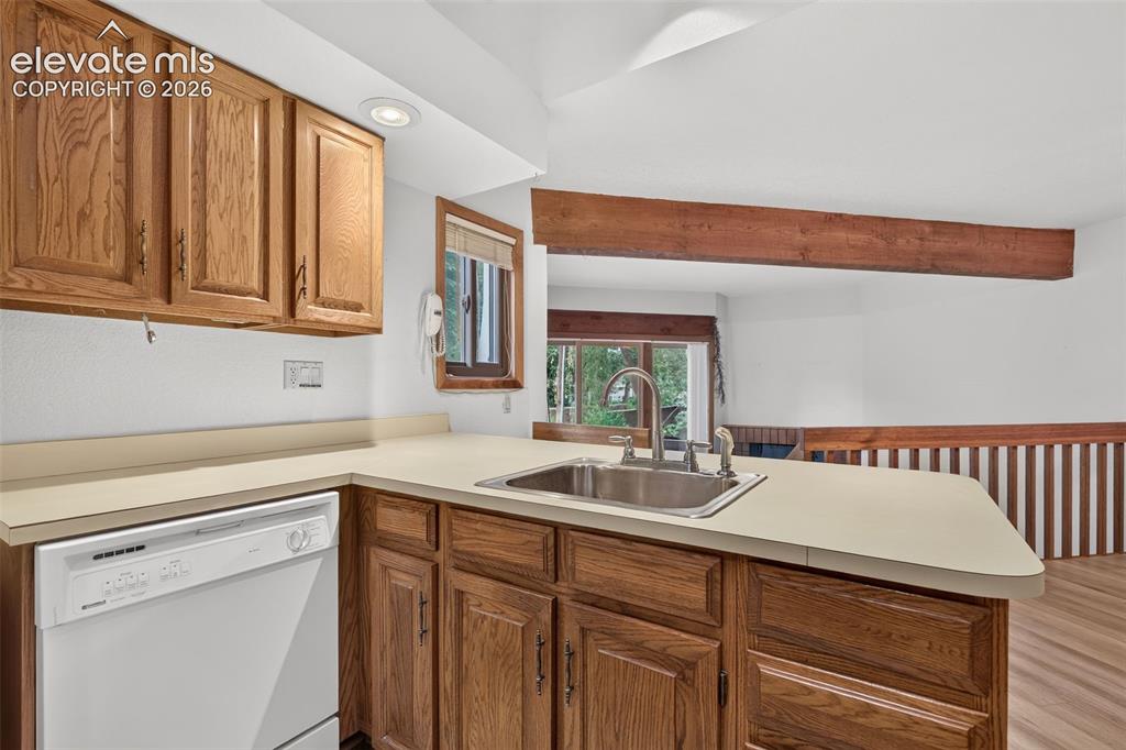 Image 11 of 27: Kitchen