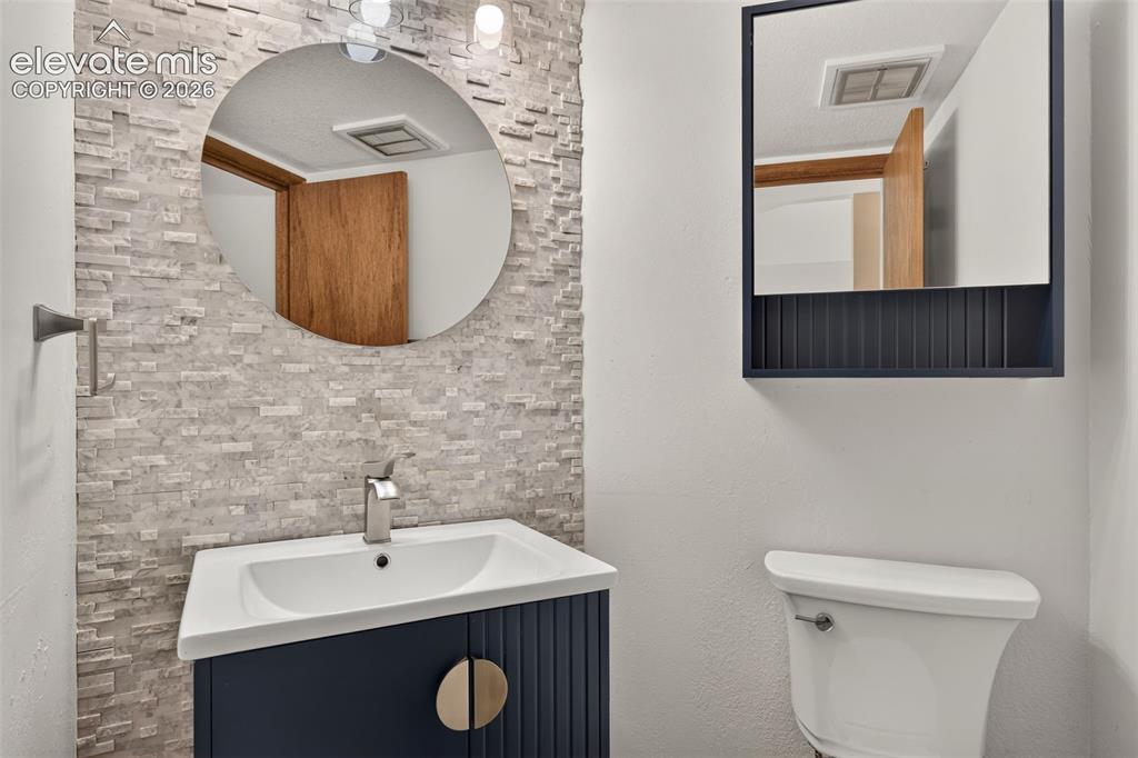 Image 16 of 27: Bathroom
