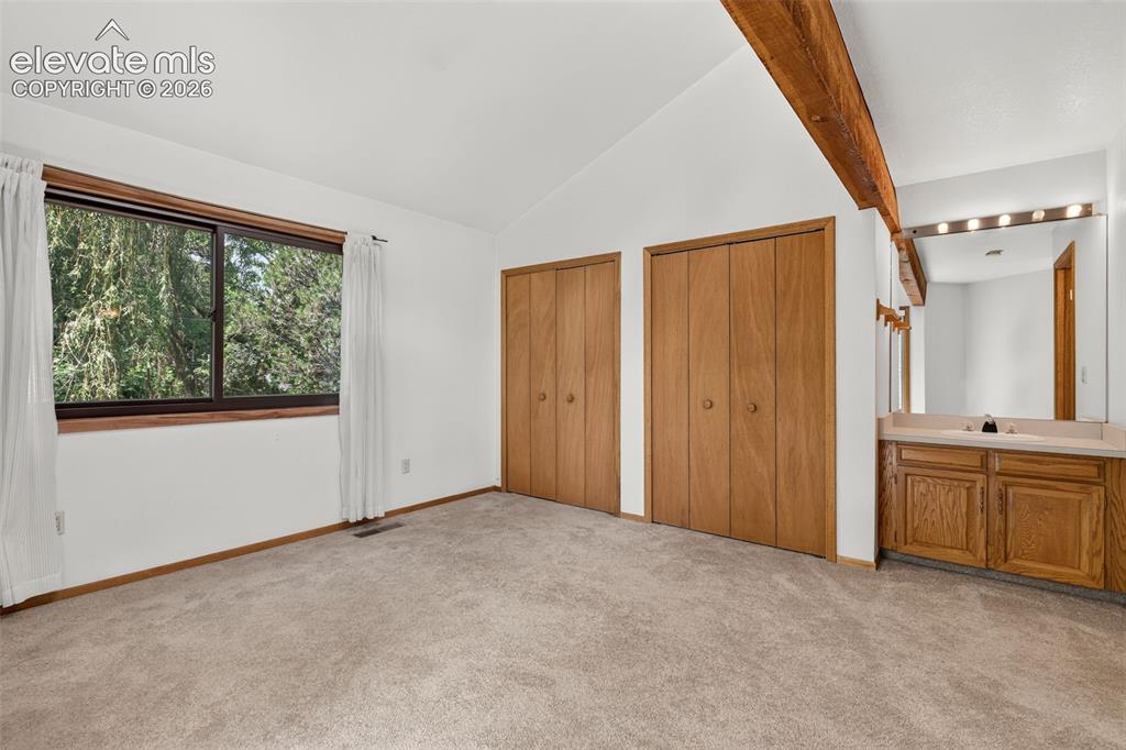 Image 19 of 27: Bedroom