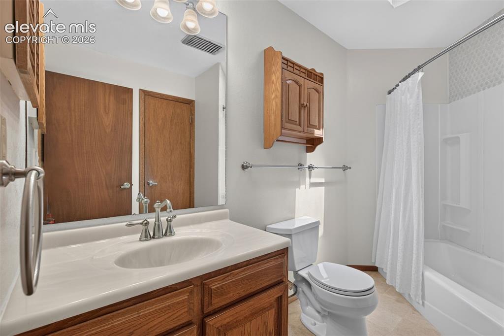 Image 21 of 27: Bathroom