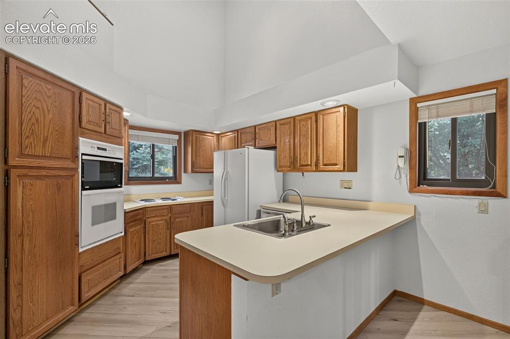 Image 9 of 27: Kitchen