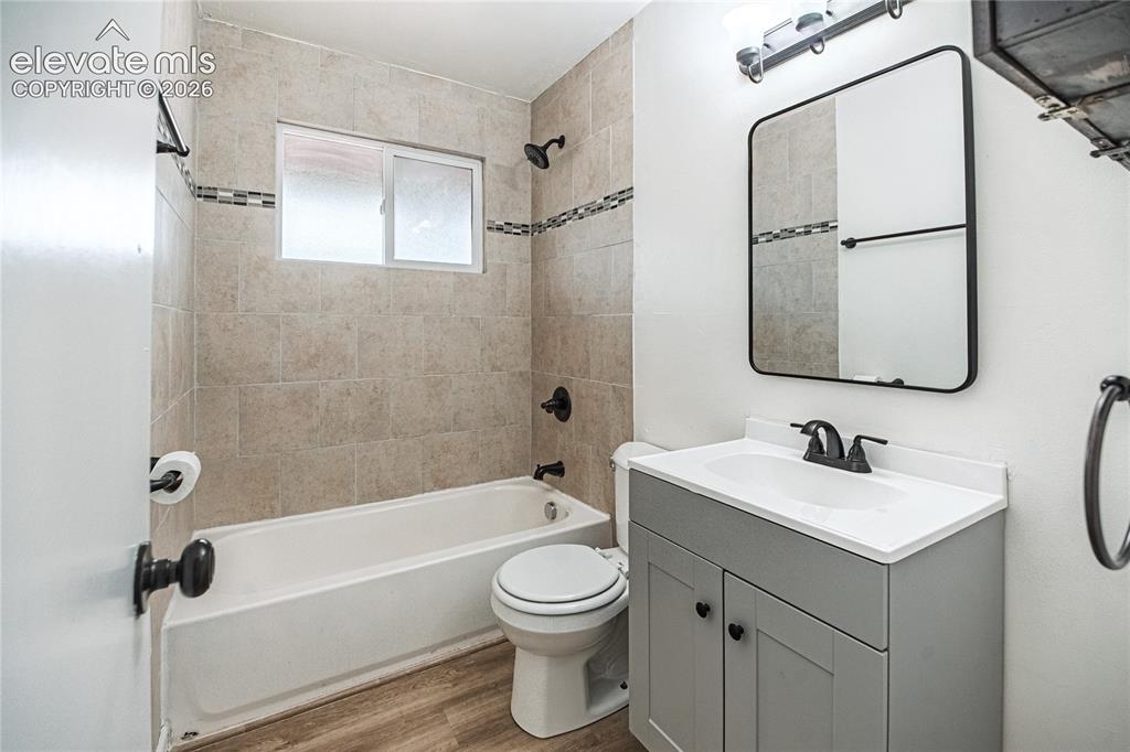 Image 18 of 29: Bathroom