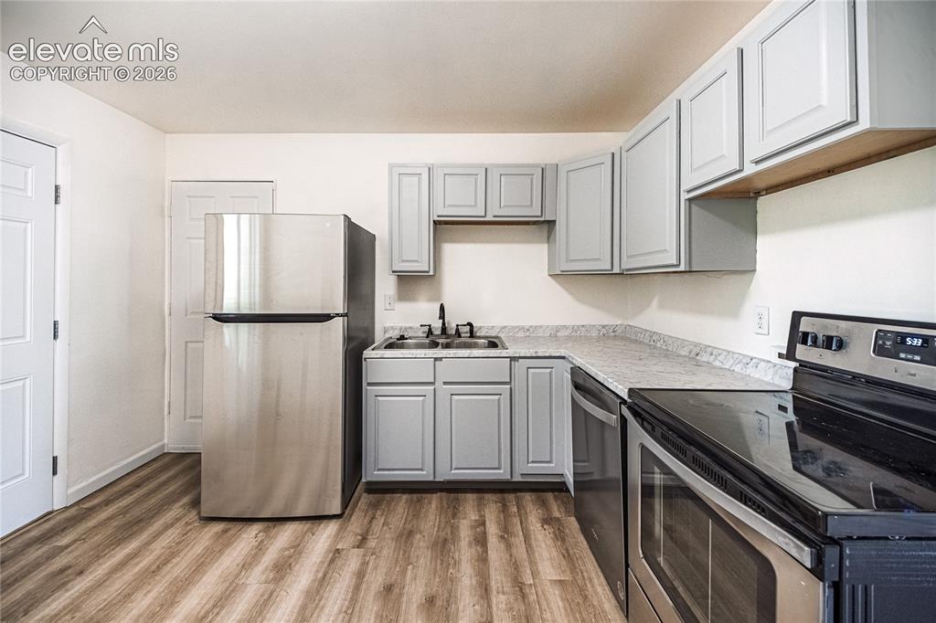Image 19 of 29: Kitchen