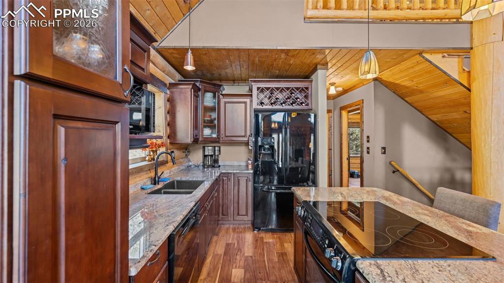 Image 11 of 41: Kitchen