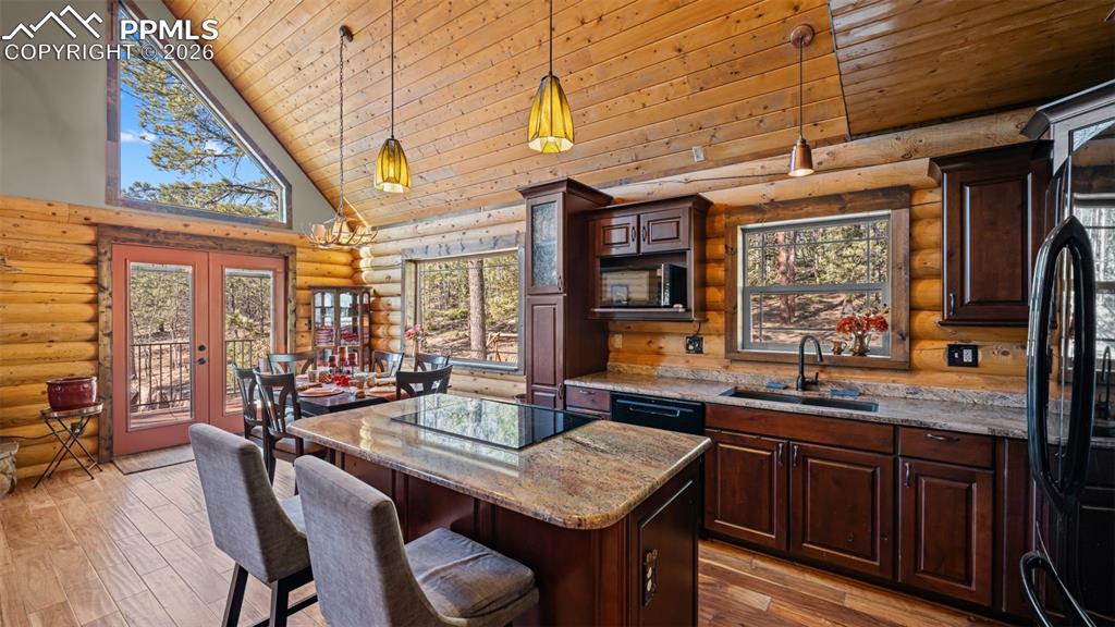 Image 12 of 41: Kitchen