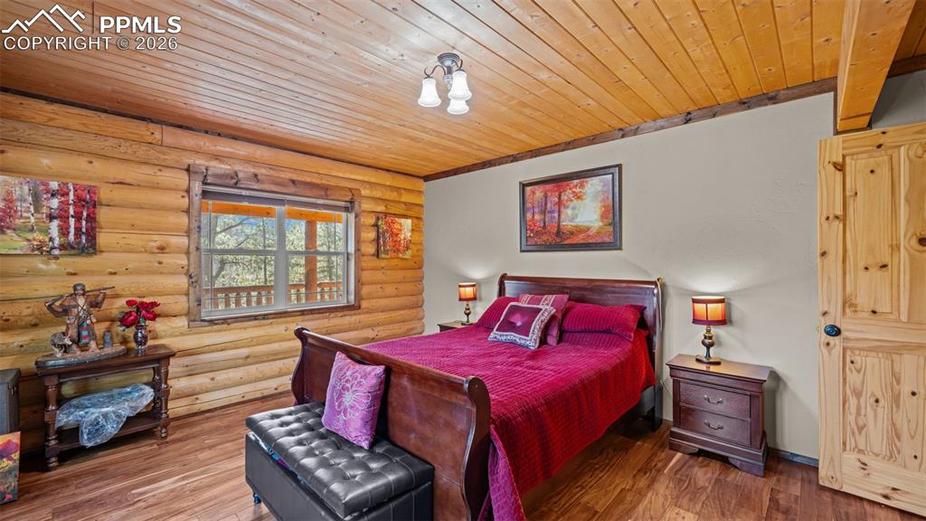 Image 14 of 41: Bedroom