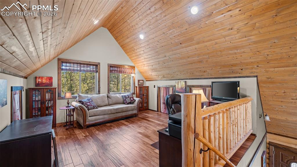 Image 17 of 41: Loft