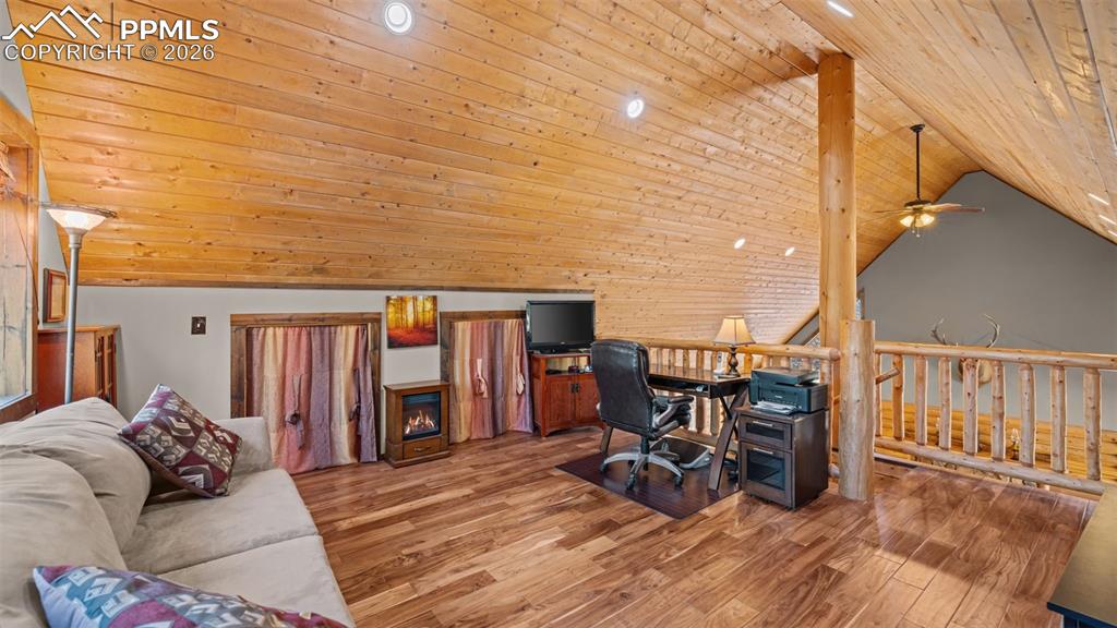 Image 18 of 41: Loft
