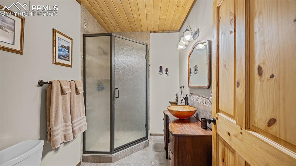 Image 21 of 41: Bathroom