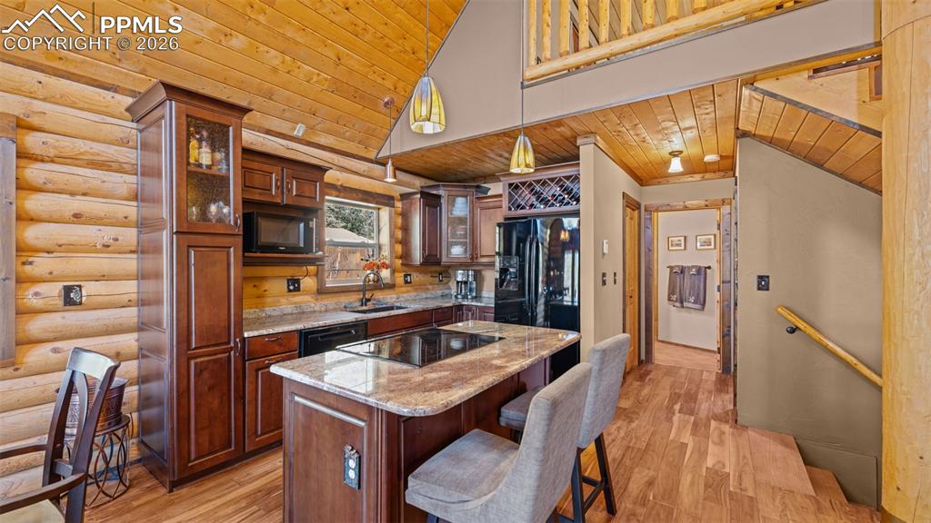 Image 7 of 41: Kitchen