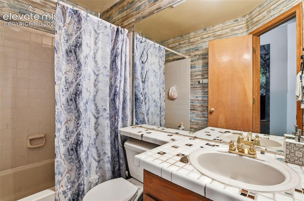 Image 34 of 43: Bathroom