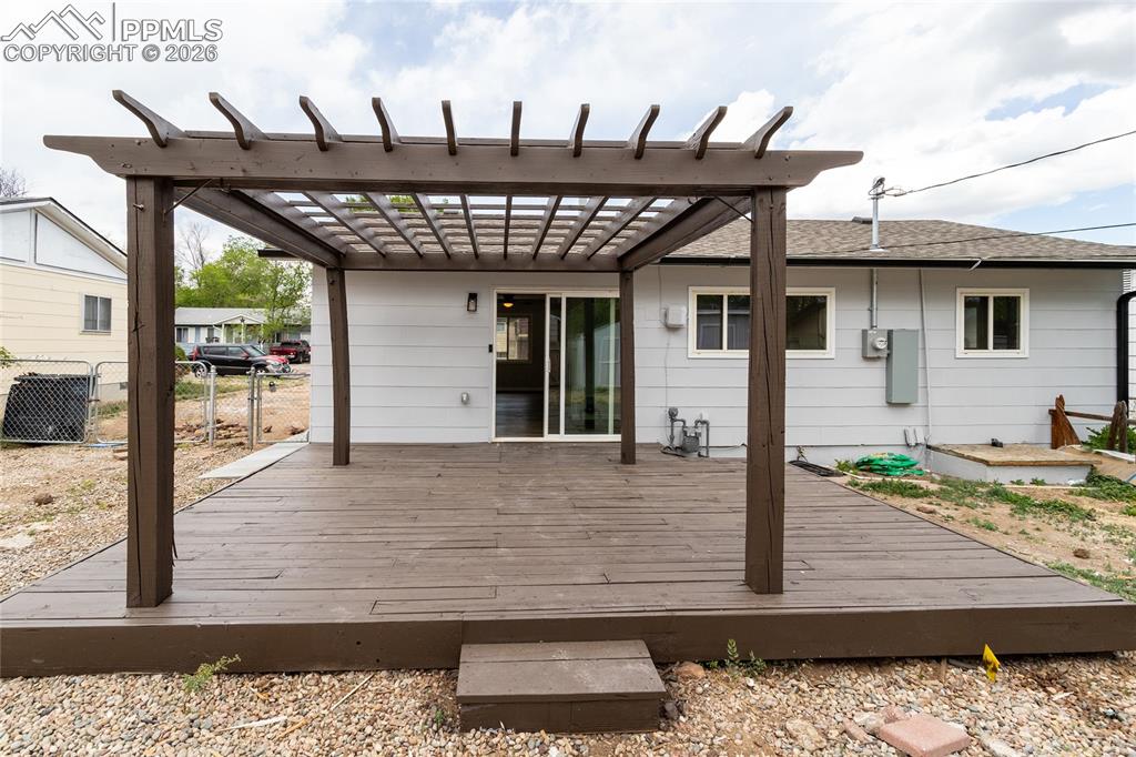 Image 29 of 48: Great amount of space for seating and grilling