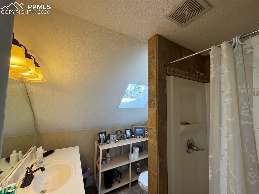 Image 13 of 28: Bathroom