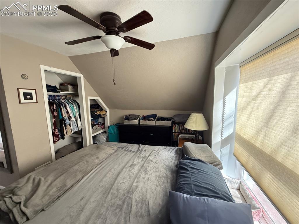 Image 14 of 28: Bedroom