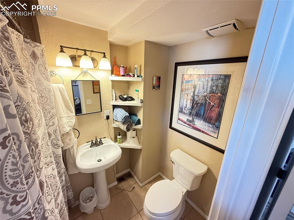 Image 17 of 28: Bathroom