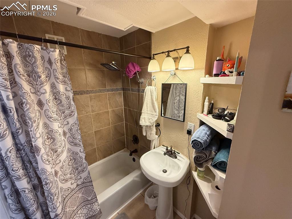 Image 18 of 28: Bathroom