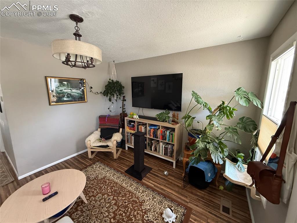 Image 3 of 28: Sitting Room