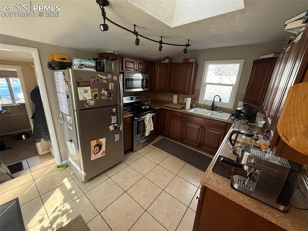 Image 9 of 28: Kitchen