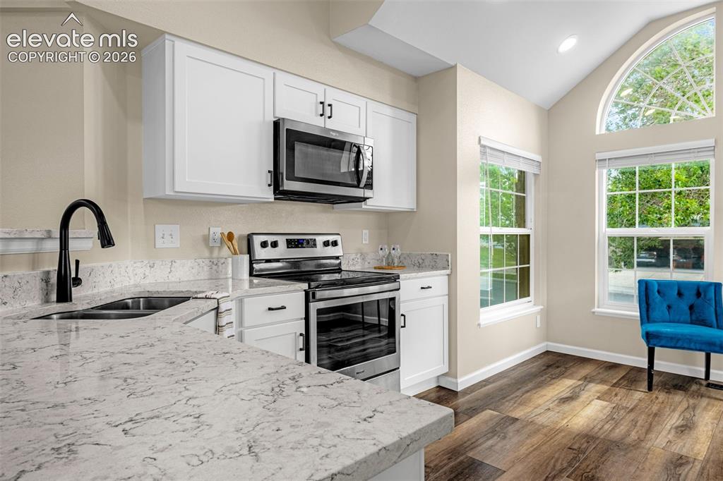 Image 11 of 45: Kitchen